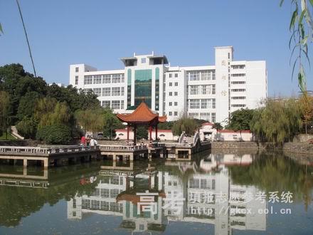武汉工程大学邮电与信息工程学院校园一角